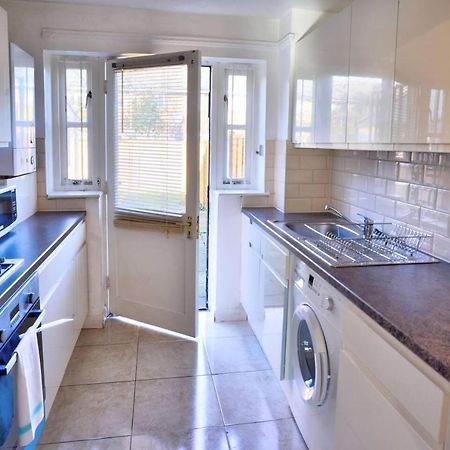 Modern & Spacious - Walk To London Excel- Parking Εξωτερικό φωτογραφία