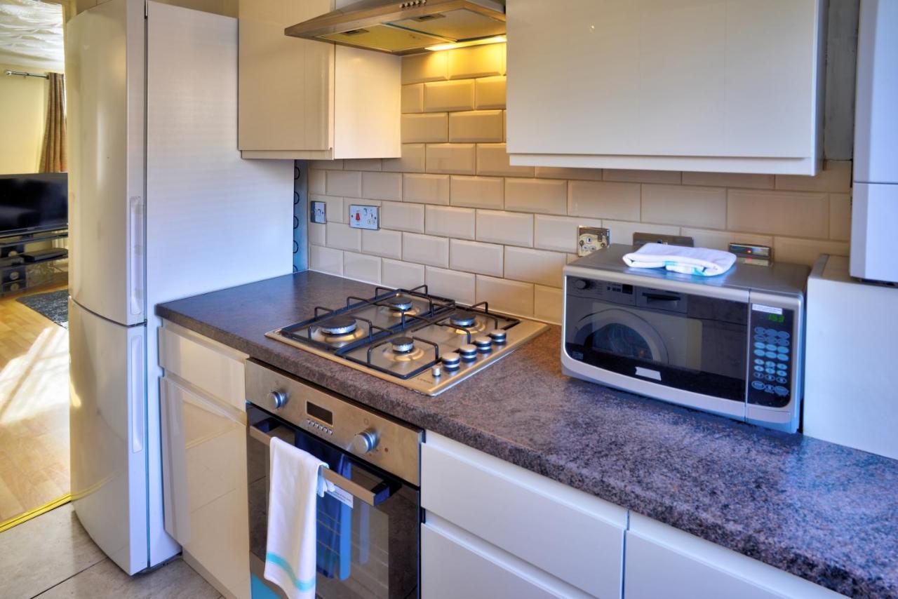 Modern & Spacious - Walk To London Excel- Parking Εξωτερικό φωτογραφία