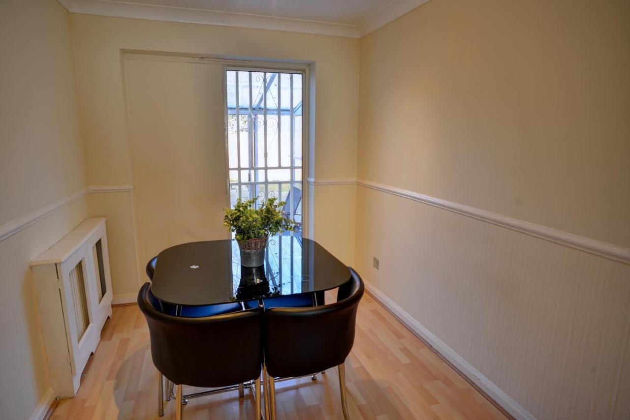Modern & Spacious - Walk To London Excel- Parking Εξωτερικό φωτογραφία
