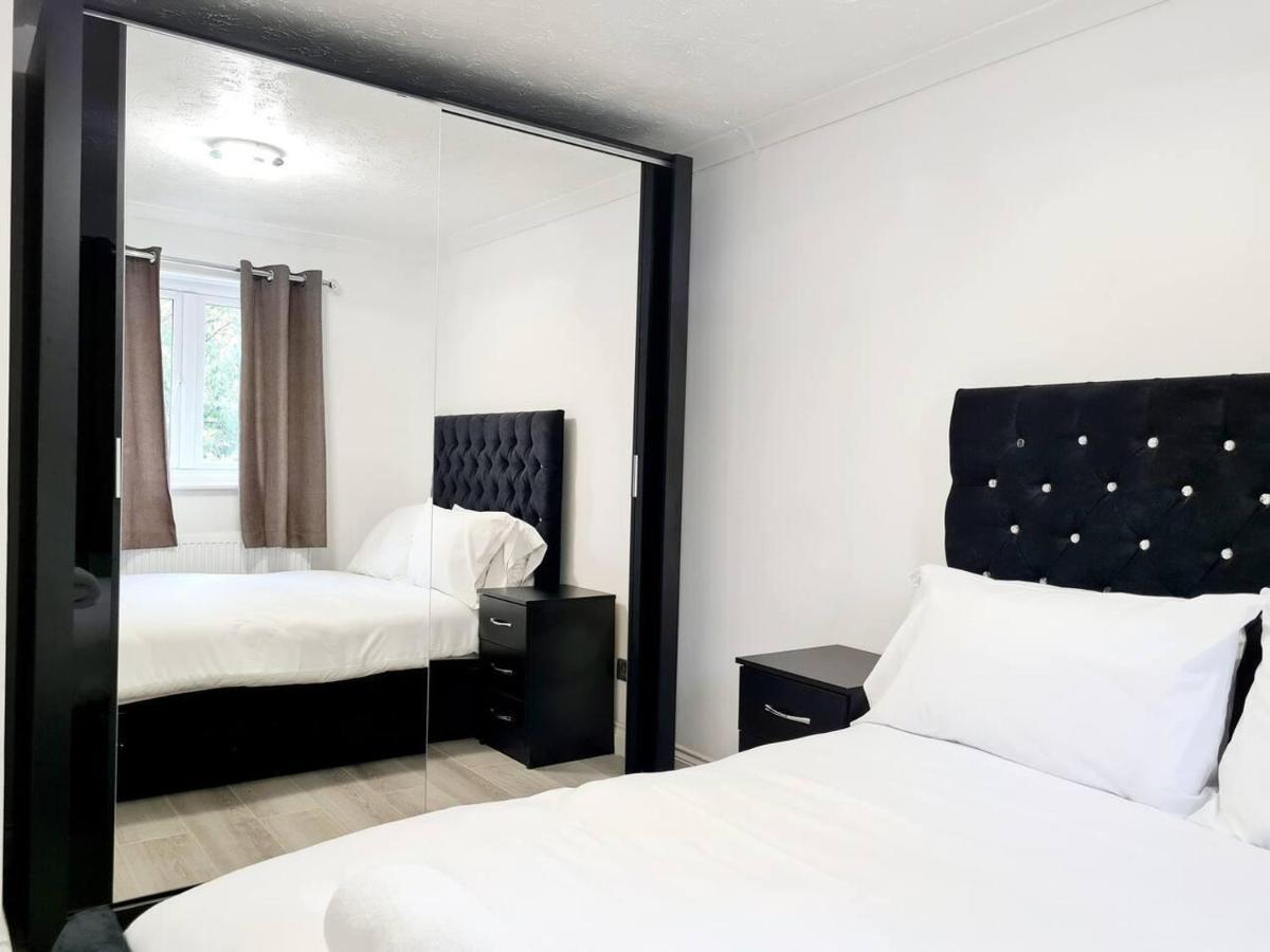 Modern & Spacious - Walk To London Excel- Parking Εξωτερικό φωτογραφία