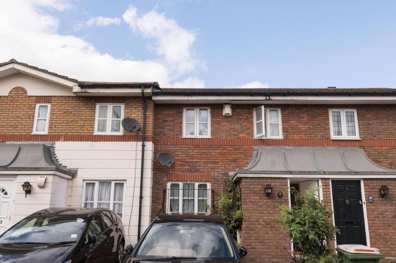 Modern & Spacious - Walk To London Excel- Parking Εξωτερικό φωτογραφία