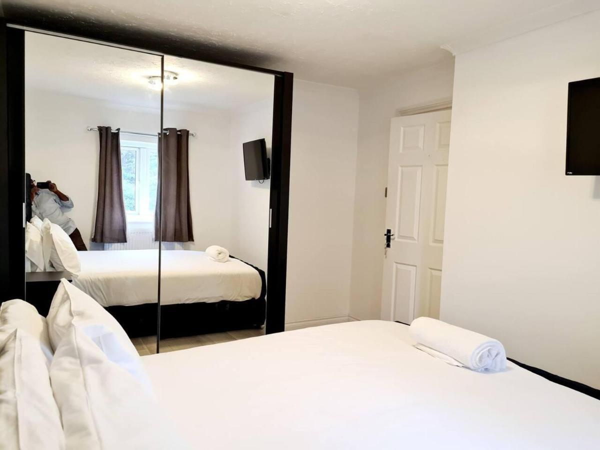 Modern & Spacious - Walk To London Excel- Parking Εξωτερικό φωτογραφία