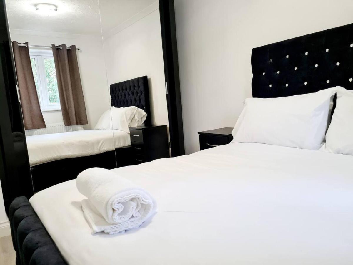 Modern & Spacious - Walk To London Excel- Parking Εξωτερικό φωτογραφία